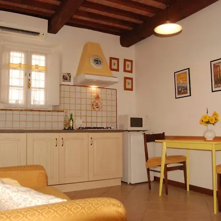 Stonehouse - Lucca *